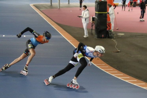 Tom gaf in de serie van de 500 meter de latere winnaar Rémon Kwant flink partij